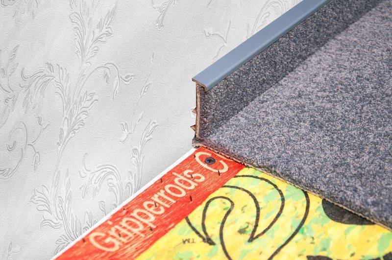 Плинтус для ковролина "Korner" Listwa графит (2500*13,8*50 мм) — купить в Воронеже