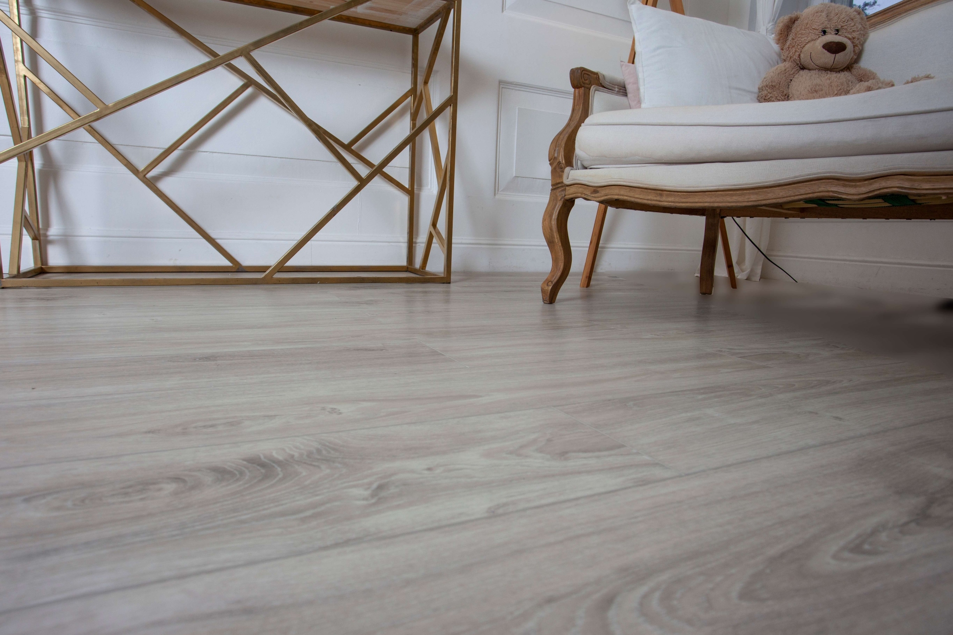 Усовершенствованная кварц-виниловая плитка «Damy Floor» Дуб Белый (1227*187*2,5 мм) — купить в Воронеже